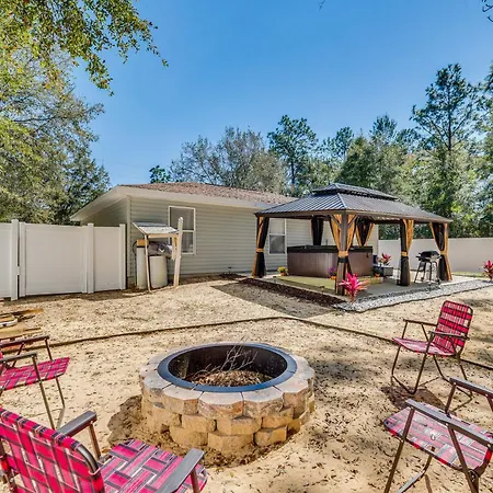 Crystal River Getaway With Hot Tub And Fire Pit!